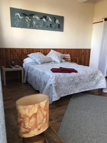 Postel nebo postele na pokoji v ubytování Glynns at Club Correze