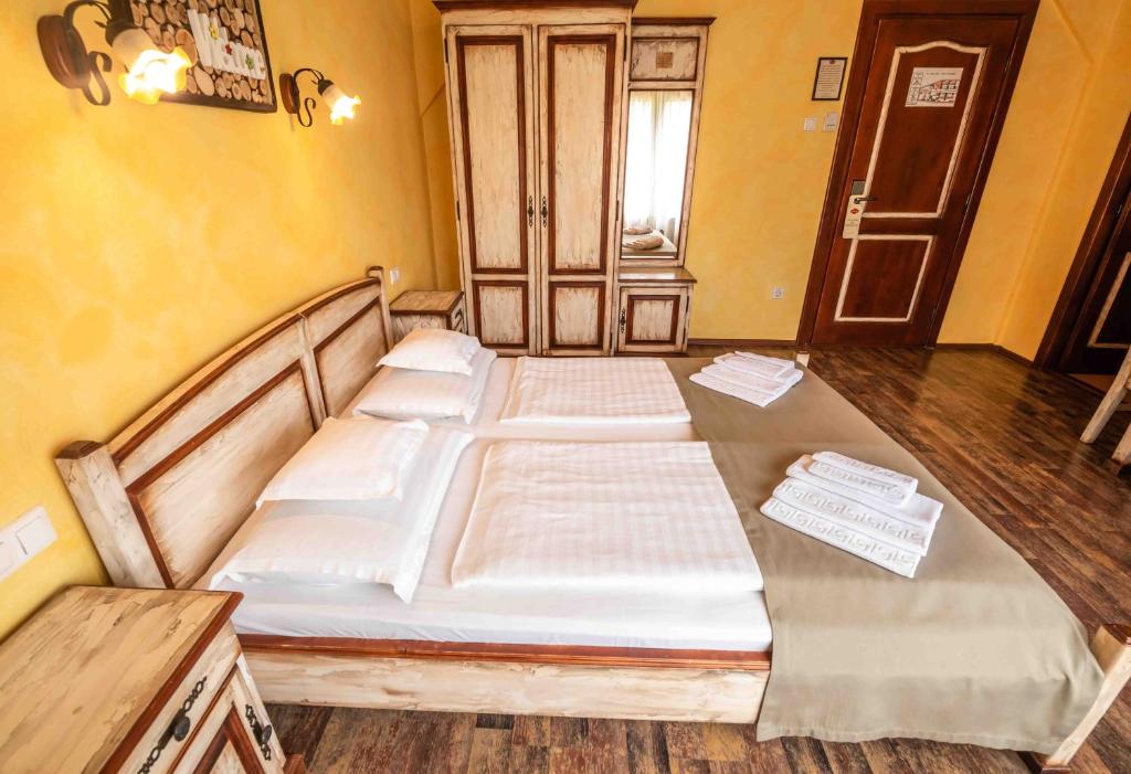 Postel nebo postele na pokoji v ubytování Pensiune Restaurant Lyra