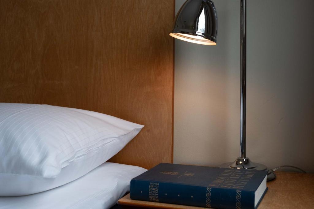 Postel nebo postele na pokoji v ubytování Rederiet Hotel