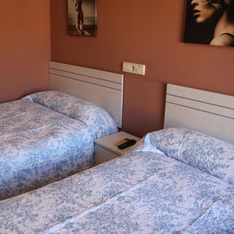 HOSTAL BURGALES - Deluxe Twin Room