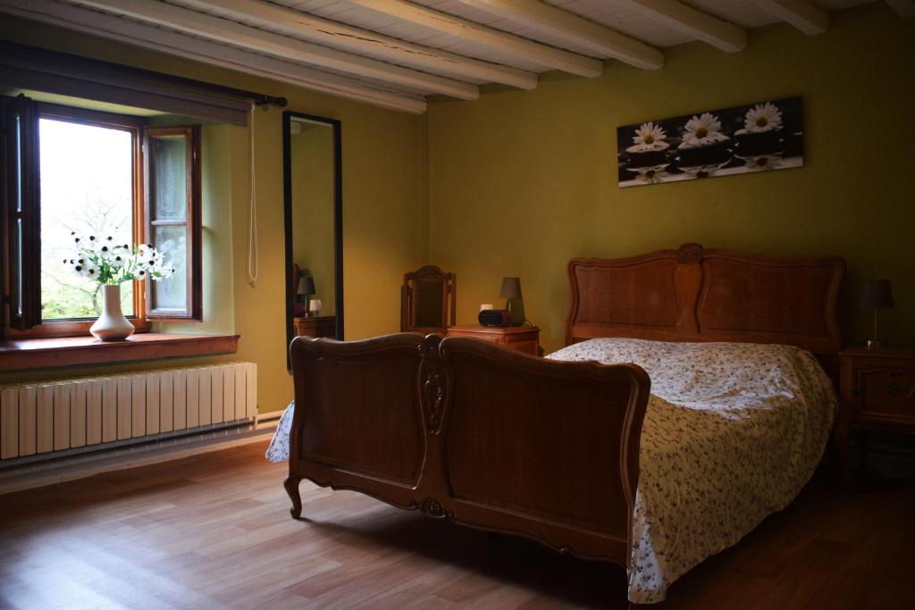 Un pat sau paturi într-o cameră la La Berceuse