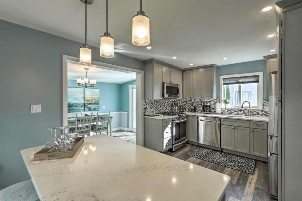 PetFriendly Revere Getaway, Steps from the T!, Revere (updated prices