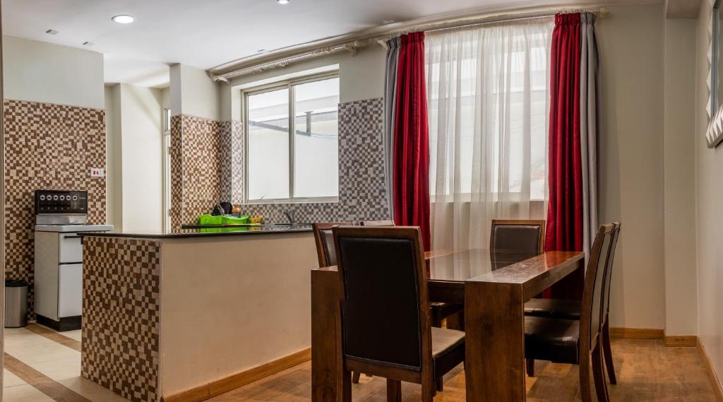 Kuchyň nebo kuchyňský kout v ubytování D2W Residency Suites