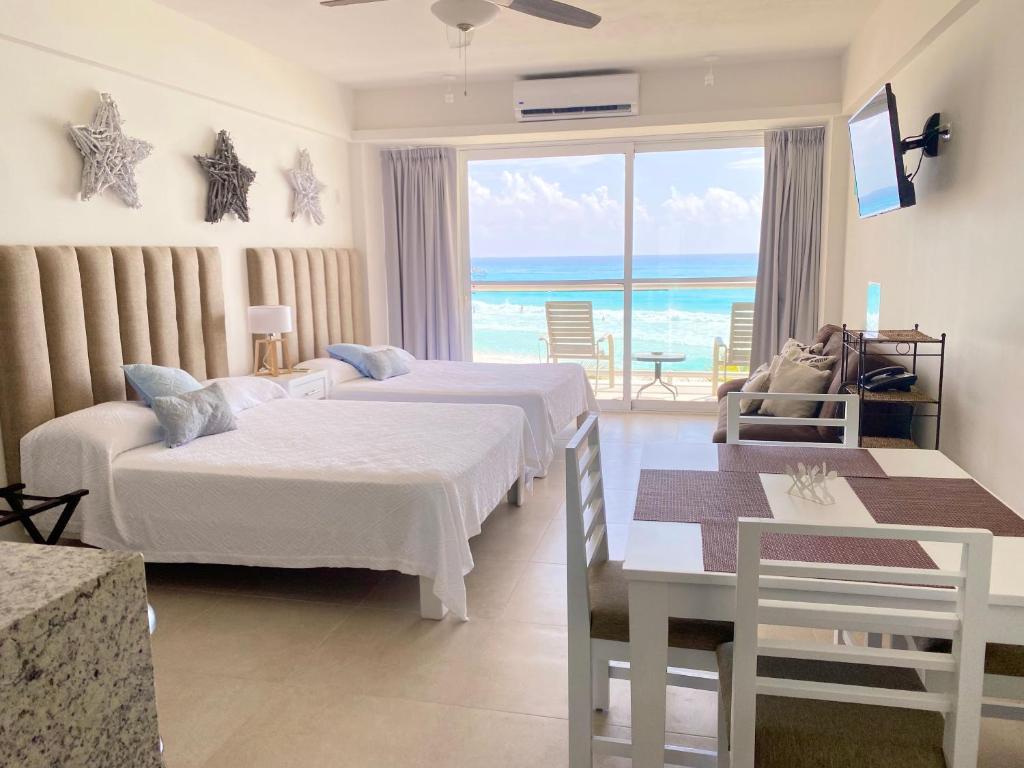 Cama ou camas em um quarto em Salvia - Beachfront Studio