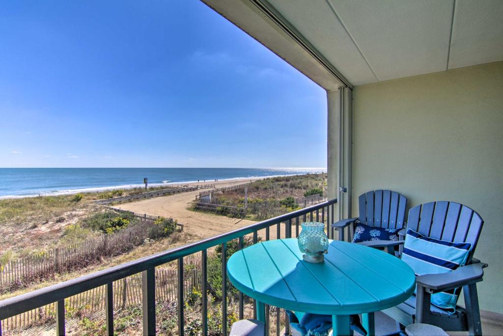 balkon ze stołem i krzesłami oraz plażą w obiekcie Condo Retreat with Balcony on Ocean City Beach! w mieście Ocean City