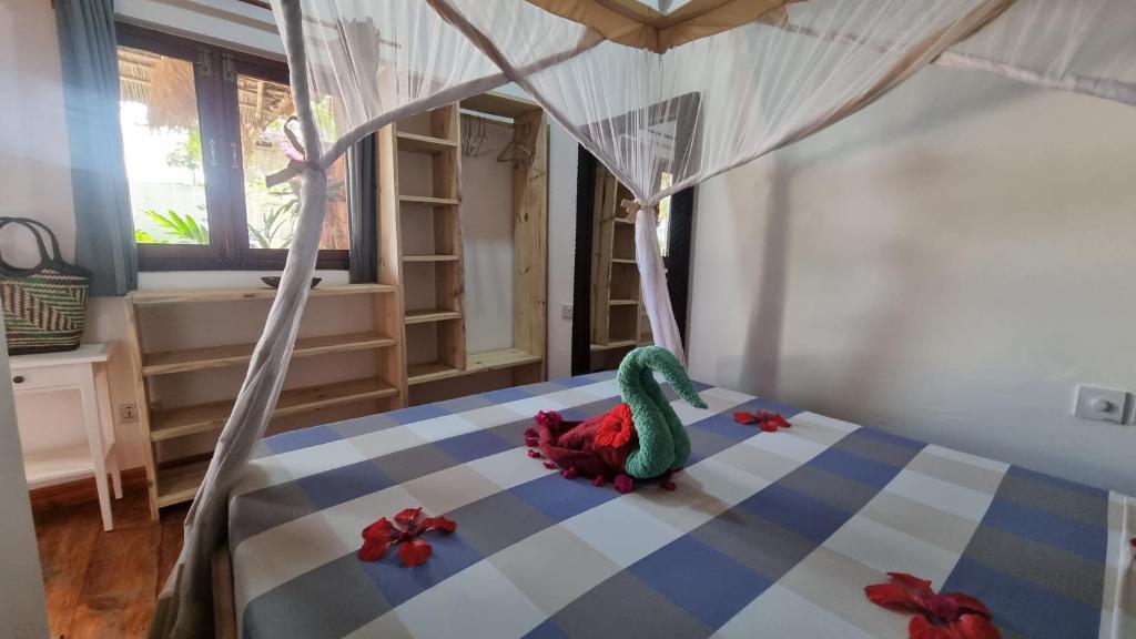 Tempat tidur dalam kamar di Salama & Mbuyuni Bungalows