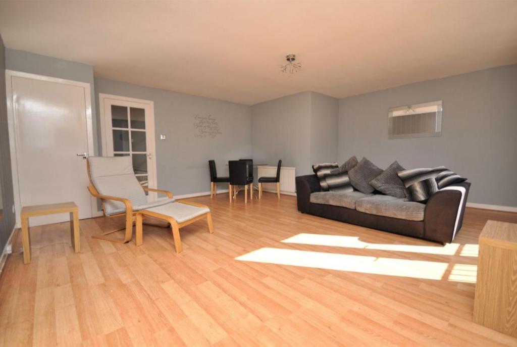 Gallery image of No 11 3 BED SERVICED APPARTMENT TOWN CENTRE in Girvan