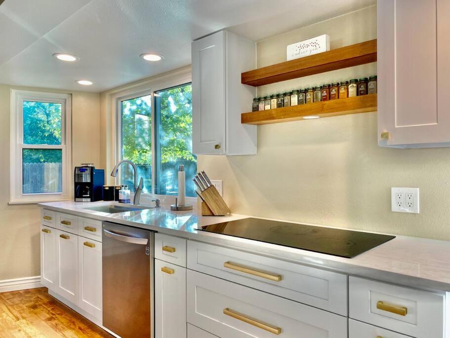 Modern Home near Red Rocks - Housity