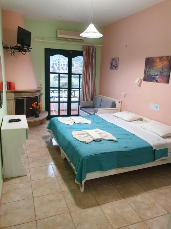 um quarto com uma cama com toalhas em Dioskouroi Apts em Agia Pelagia