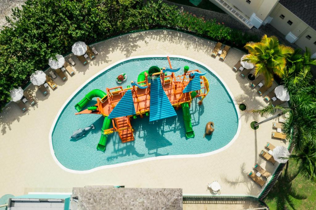 Bazén v ubytování Iberostar Selection Rose Hall Suites nebo v jeho okolí