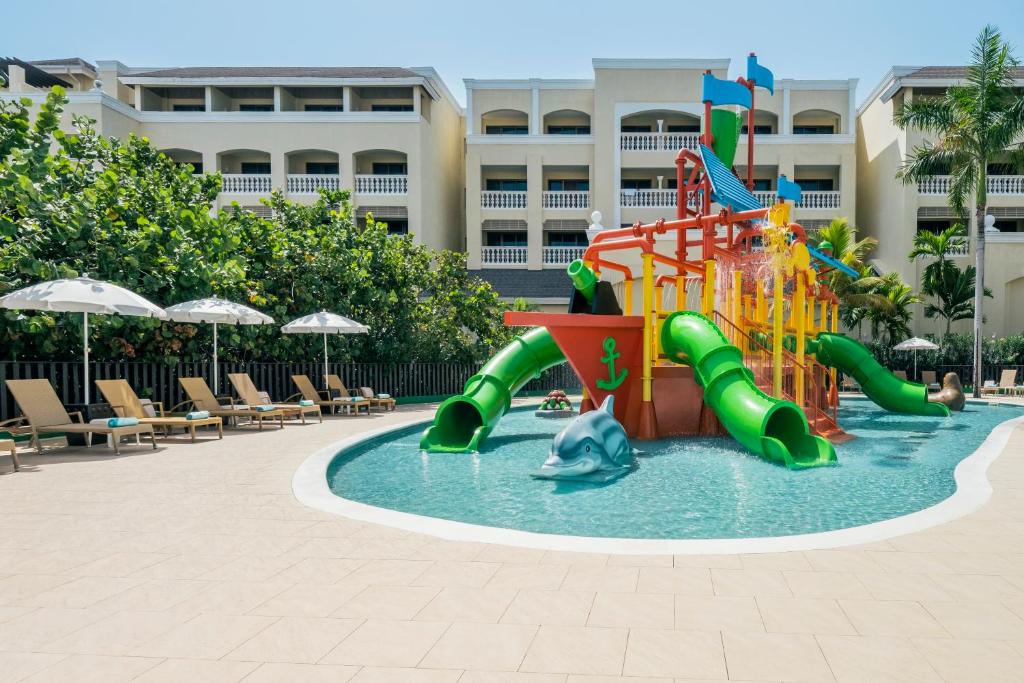 Bazén v ubytování Iberostar Selection Rose Hall Suites nebo v jeho okolí