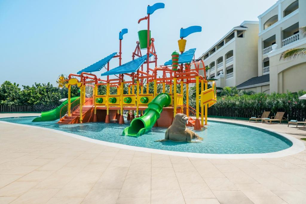 Bazén v ubytování Iberostar Selection Rose Hall Suites nebo v jeho okolí