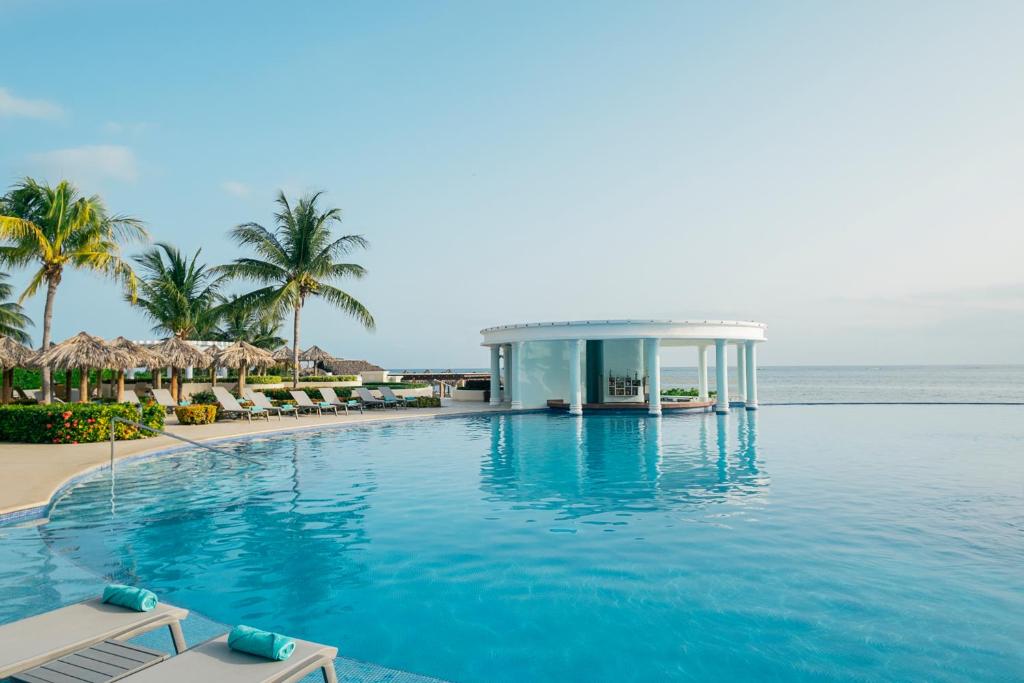 Bazén v ubytování Iberostar Selection Rose Hall Suites nebo v jeho okolí