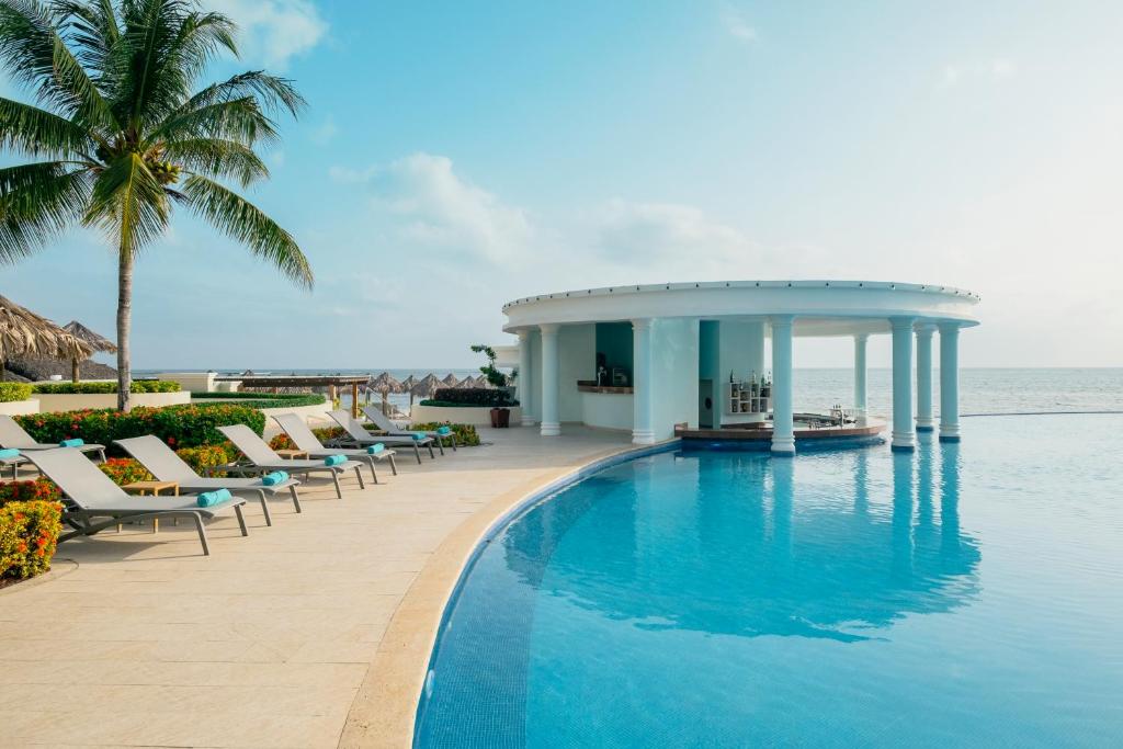 Bazén v ubytování Iberostar Selection Rose Hall Suites nebo v jeho okolí