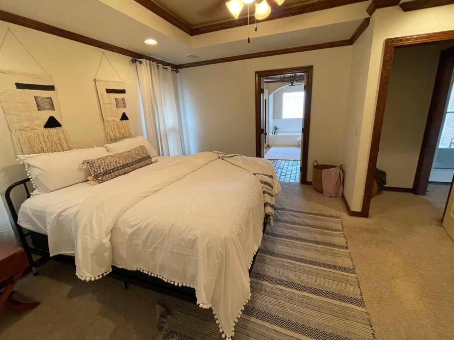 1 dormitorio con 1 cama grande en una habitación en 8beds, KING BED, fireplace, & whirlpool Sleeps 12, en Amarillo