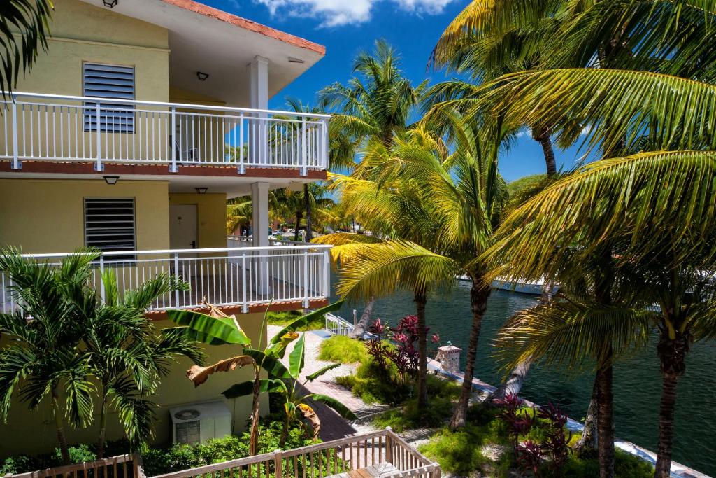 uma vista para um resort com palmeiras e água em Marina Del Mar Resort and Marina em Key Largo