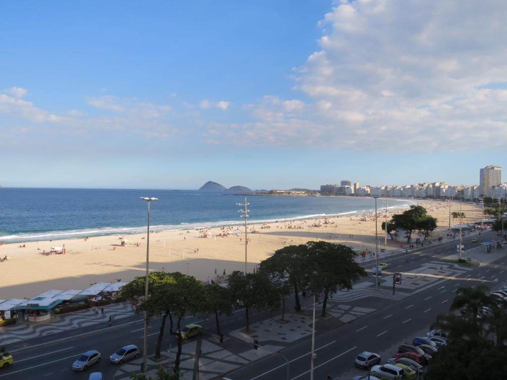 vistas a la playa y al océano con coches aparcados en Clássico em Copacabana - Vista para a praia - ATL702, en Río de Janeiro