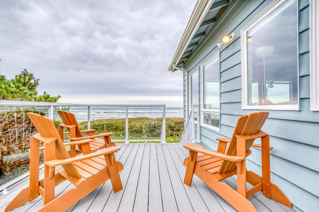 2 sedie su una terrazza con vista sull'oceano di Payn House a Yachats