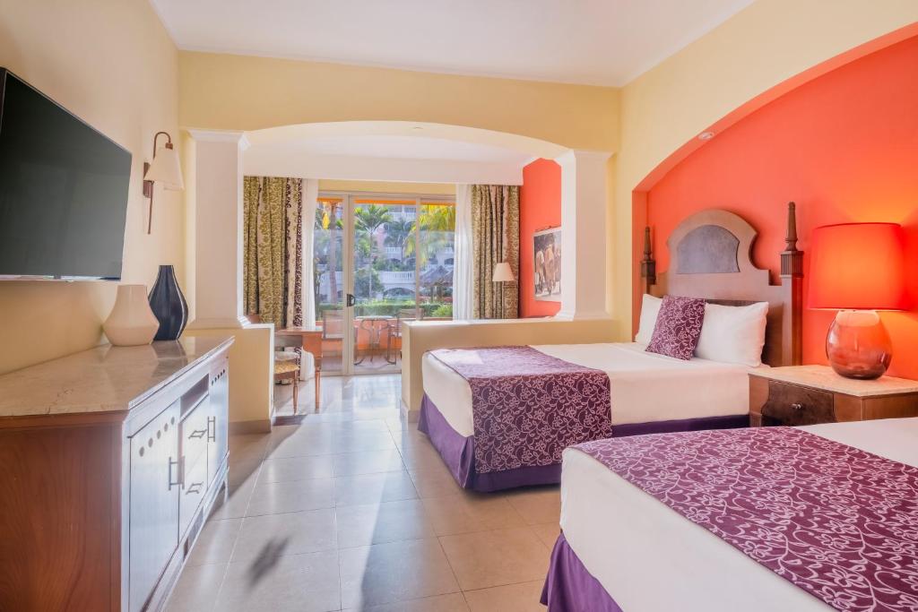 Postel nebo postele na pokoji v ubytování Iberostar Selection Rose Hall Suites
