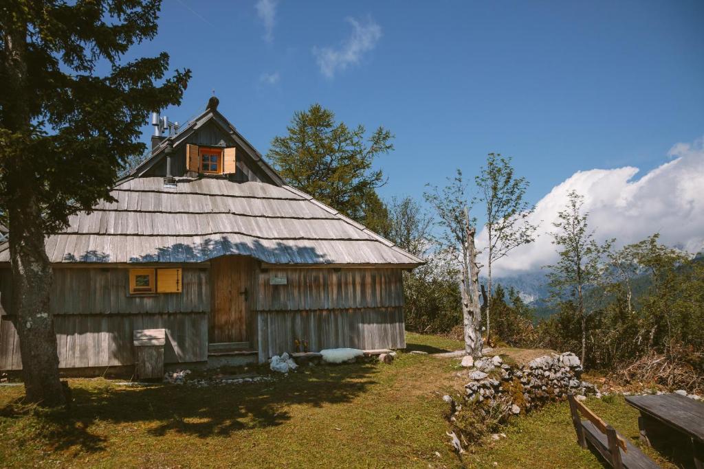 Un granero con una ventana en el costado. en Chalet Orlica Velika Planina, en Stahovica