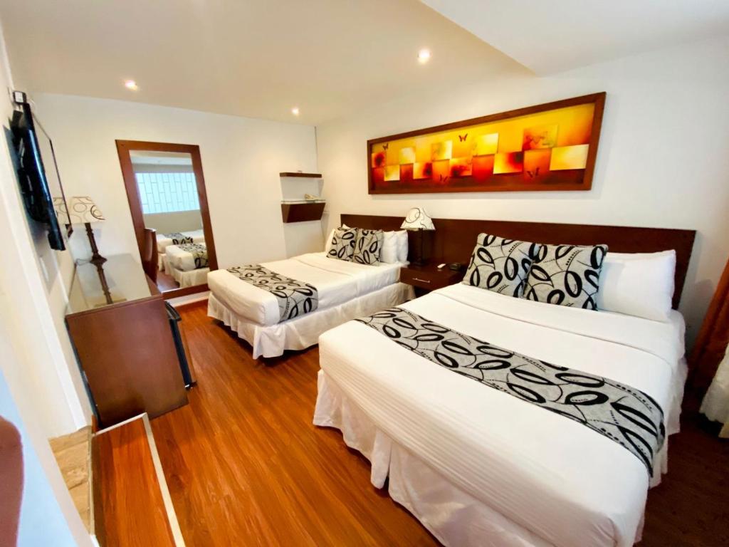 Postel nebo postele na pokoji v ubytování Hotel Marbella Chico