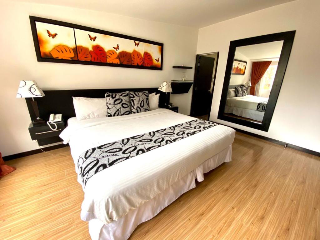 Postel nebo postele na pokoji v ubytování Hotel Marbella Chico