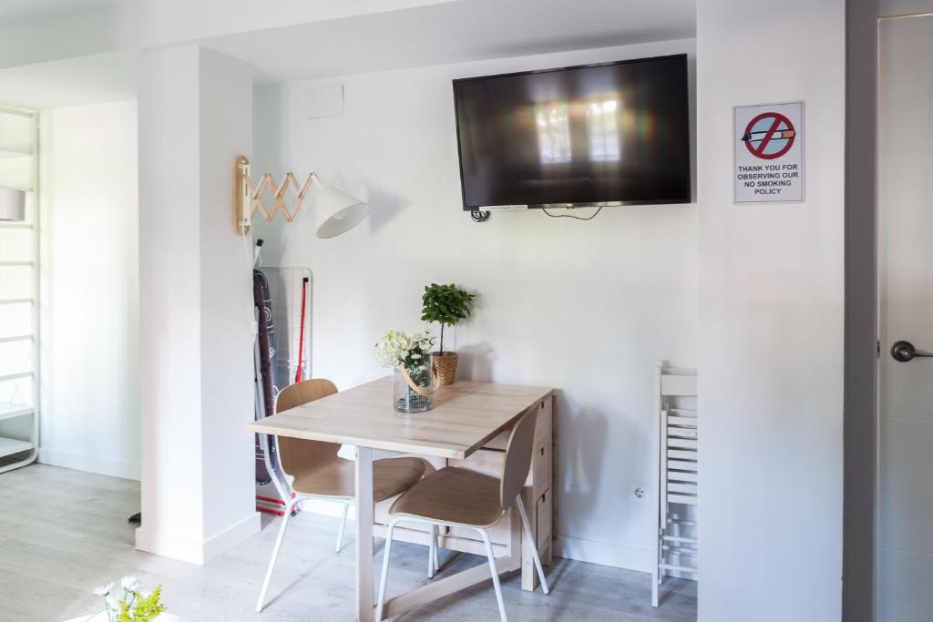 TV a/nebo společenská místnost v ubytování Madrid Comfort Suites