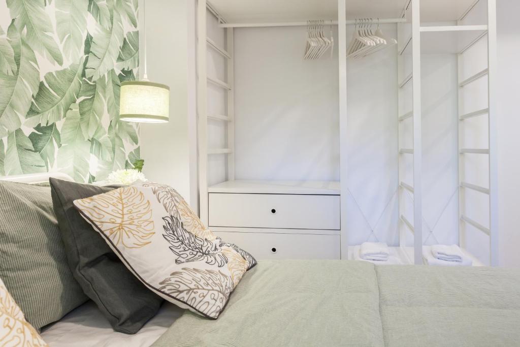 Postel nebo postele na pokoji v ubytování Madrid Comfort Suites