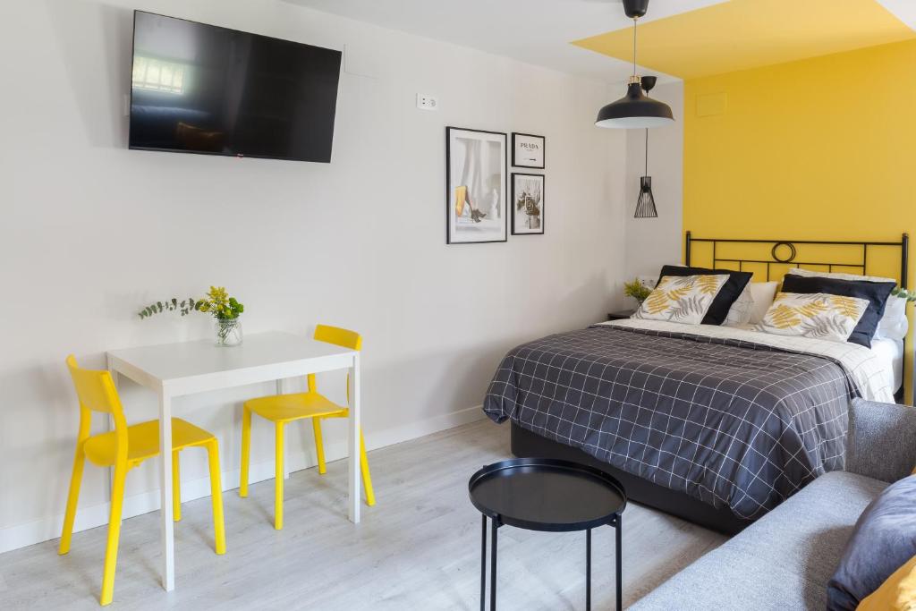 Postel nebo postele na pokoji v ubytování Madrid Comfort Suites