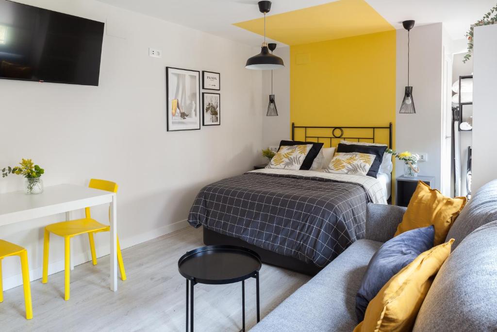 Postel nebo postele na pokoji v ubytování Madrid Comfort Suites