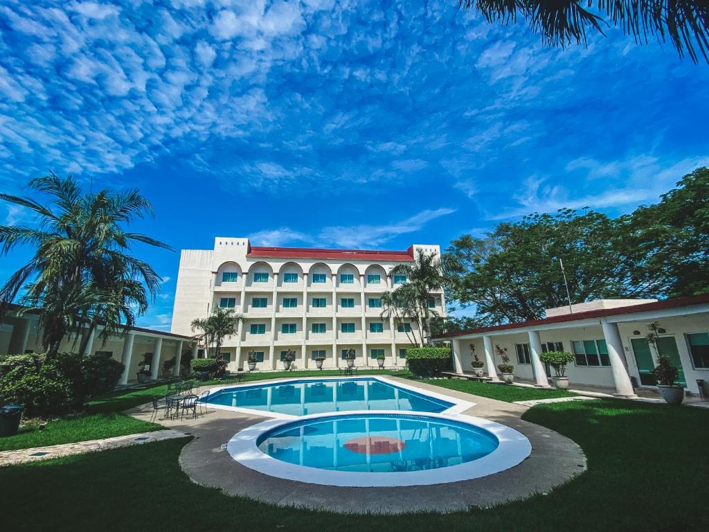 San Juan Bautista Tuxtepec的住宿－Best Western Plus Tuxtepec，大楼前设有游泳池的酒店