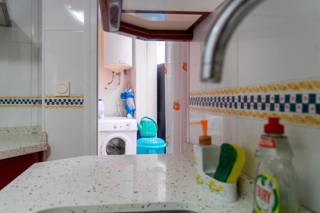 kuchnia z umywalką i blatem w obiekcie Apartamento Padial w mieście Nerja