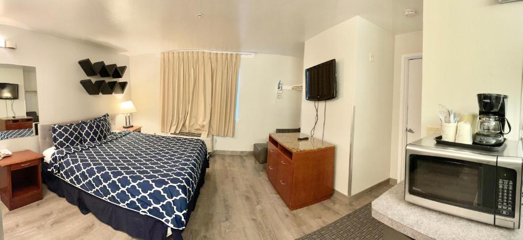 Postel nebo postele na pokoji v ubytování Americas Inn & Suite