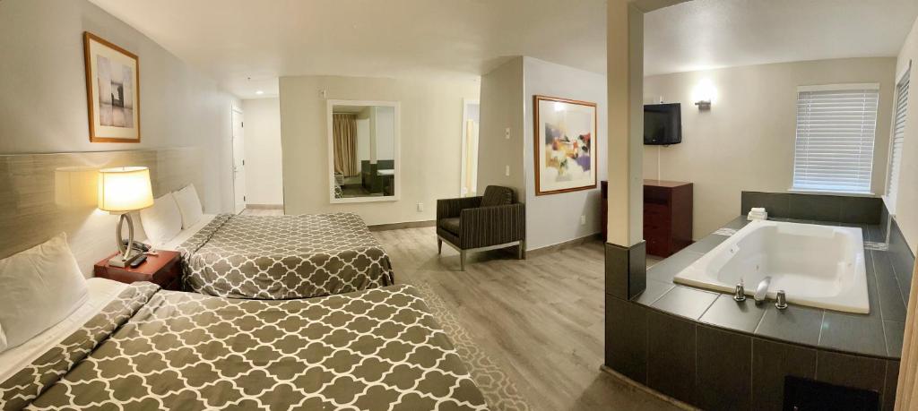 Postel nebo postele na pokoji v ubytování Americas Inn & Suite