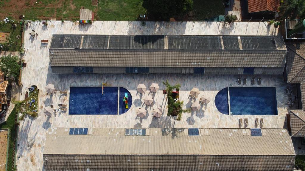 an overhead view of a building with two swimming pools at Hotel Pousada Villa Itália Olímpia in Olímpia