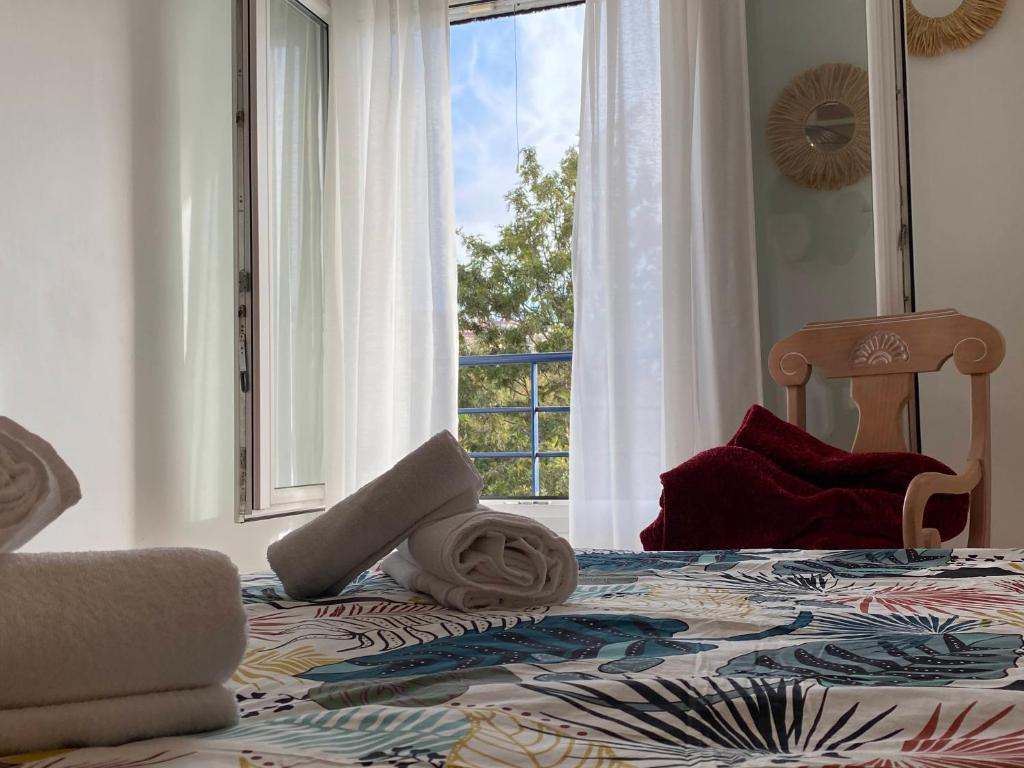 een slaapkamer met een bed en een groot raam bij LUNAROOM Center & Quiet Guesthouse in Málaga