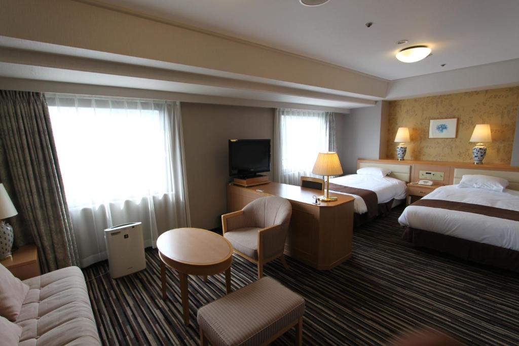 Postel nebo postele na pokoji v ubytování Smile Hotel Tokushima