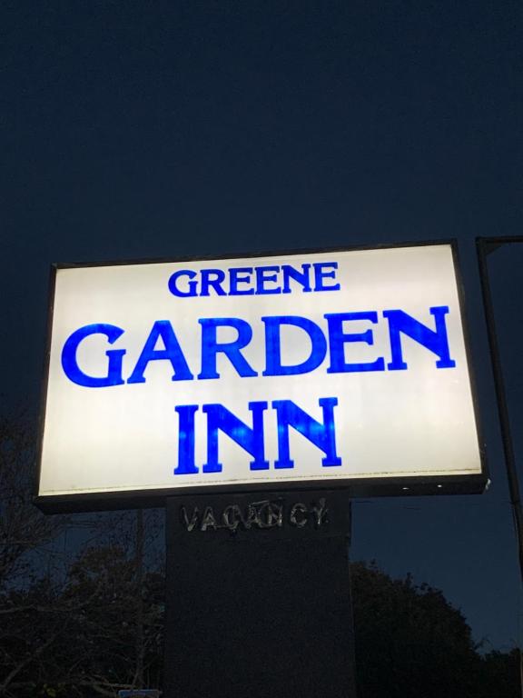 een bord voor een groene, extreme tuin herberg bij Green Garden Inn in Greensboro