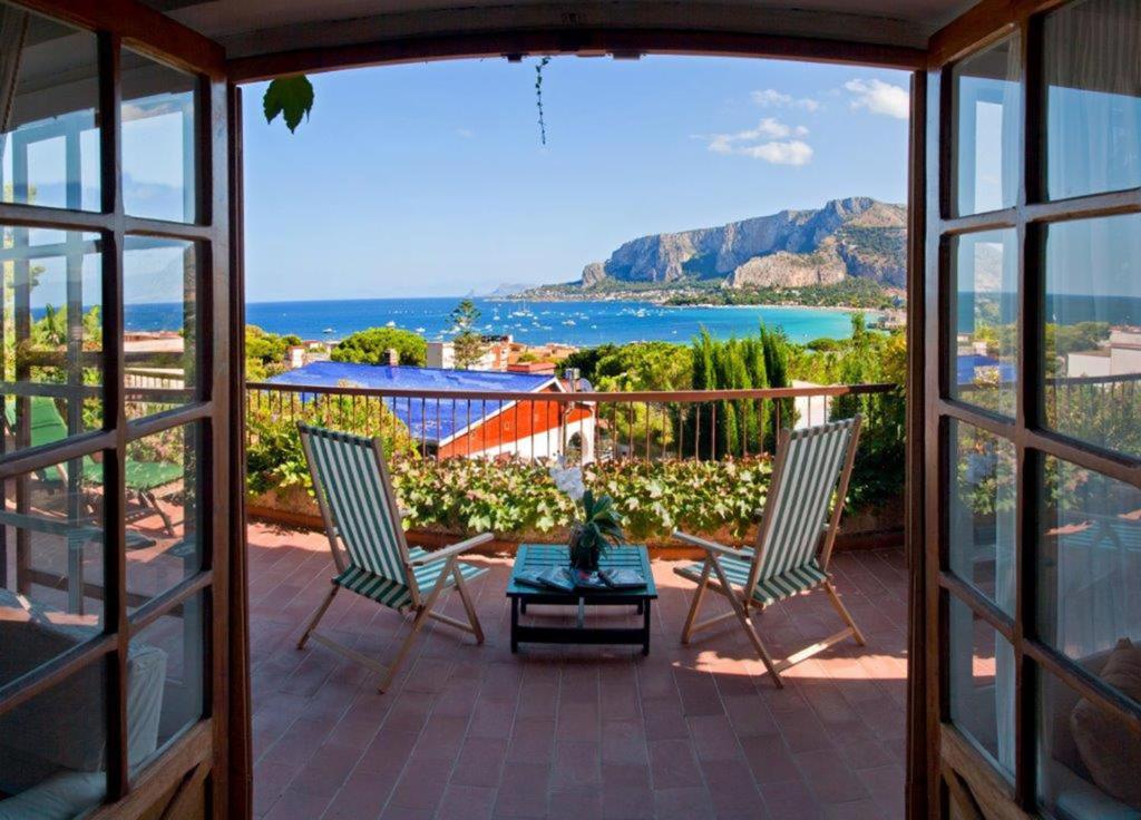 a room with two chairs and a view of the ocean at Il Glicine sul Golfo in Mondello