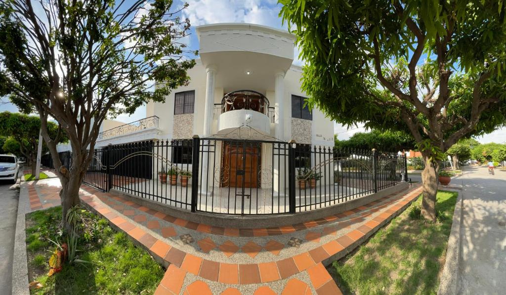 um edifício com um portão em frente em Casa Blanca Increíble (Casa Completa) em Valledupar