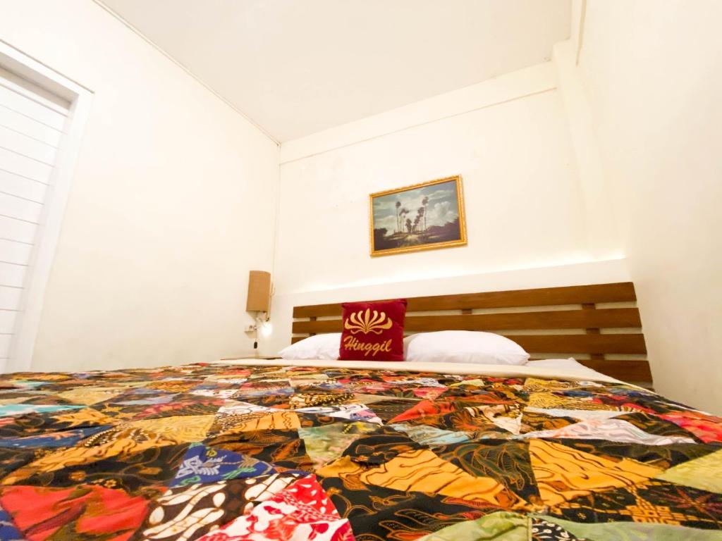 Postel nebo postele na pokoji v ubytování Hinggil Homestay Syariah Malioboro Yogya Mitra RedDoorz