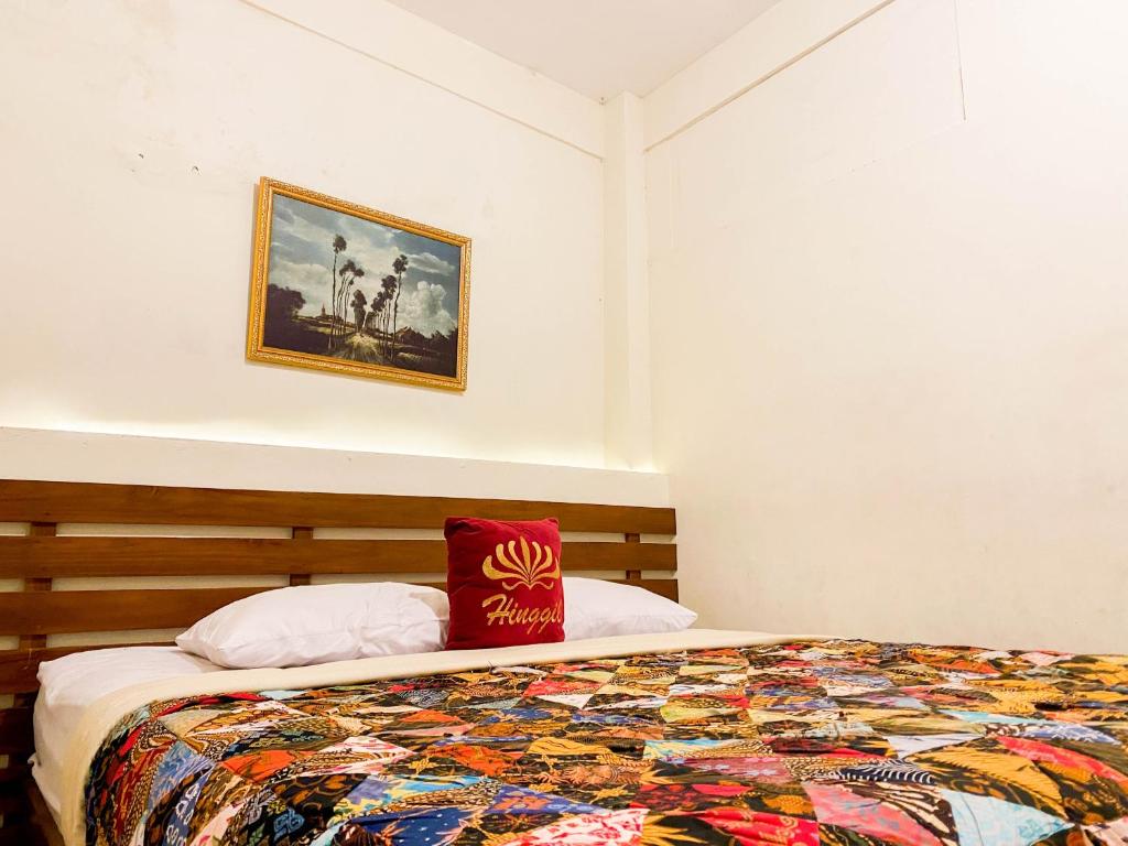 Postel nebo postele na pokoji v ubytování Hinggil Homestay Syariah Malioboro Yogya Mitra RedDoorz