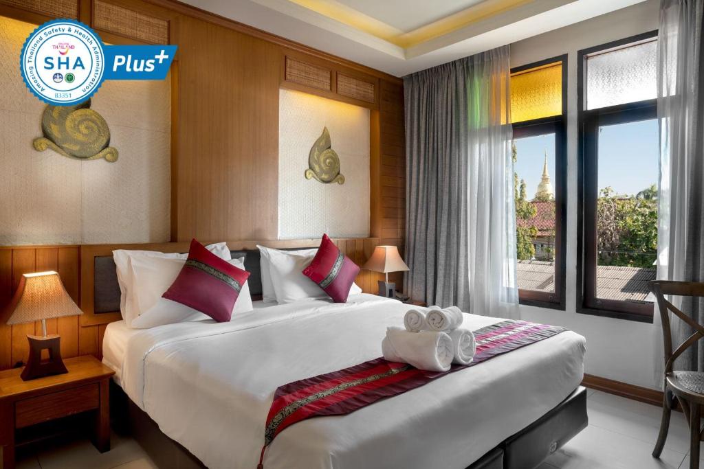 سرير أو أسرّة في غرفة في Lee Chiang Hotel