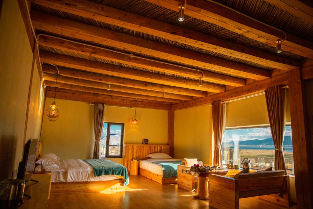 1 Schlafzimmer mit 2 Betten und einem großen Fenster in der Unterkunft Aurora Hotel in Shangri-La