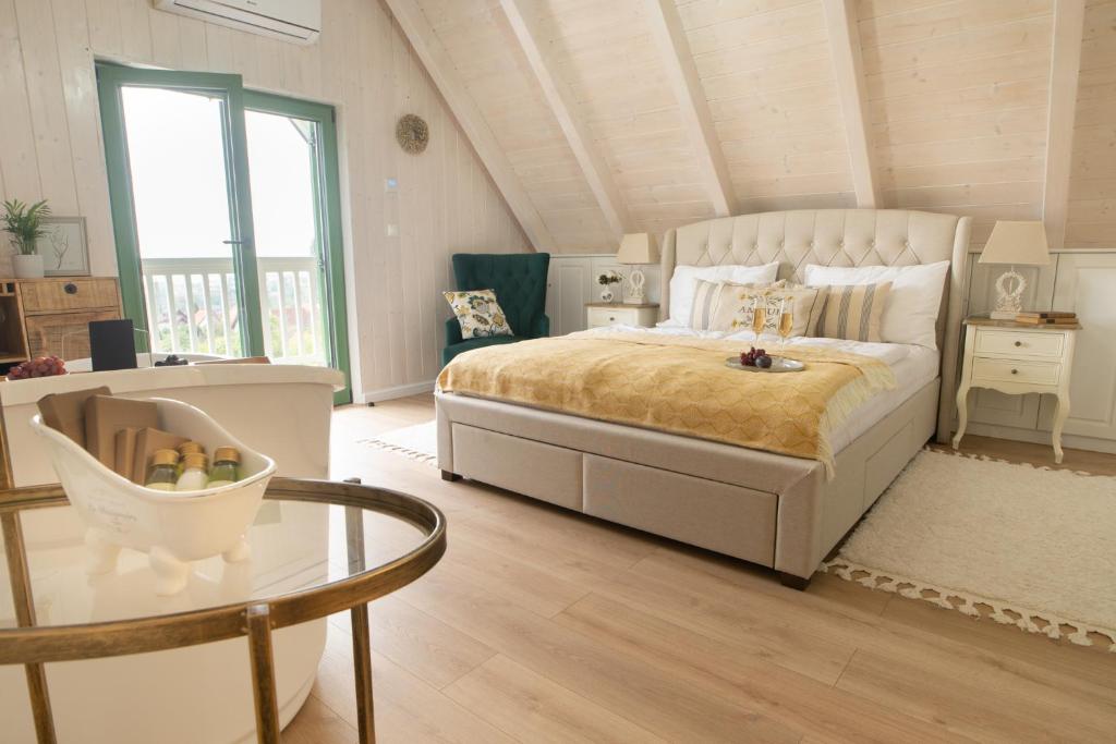 Postel nebo postele na pokoji v ubytování Lovassy Lodge Vendégház