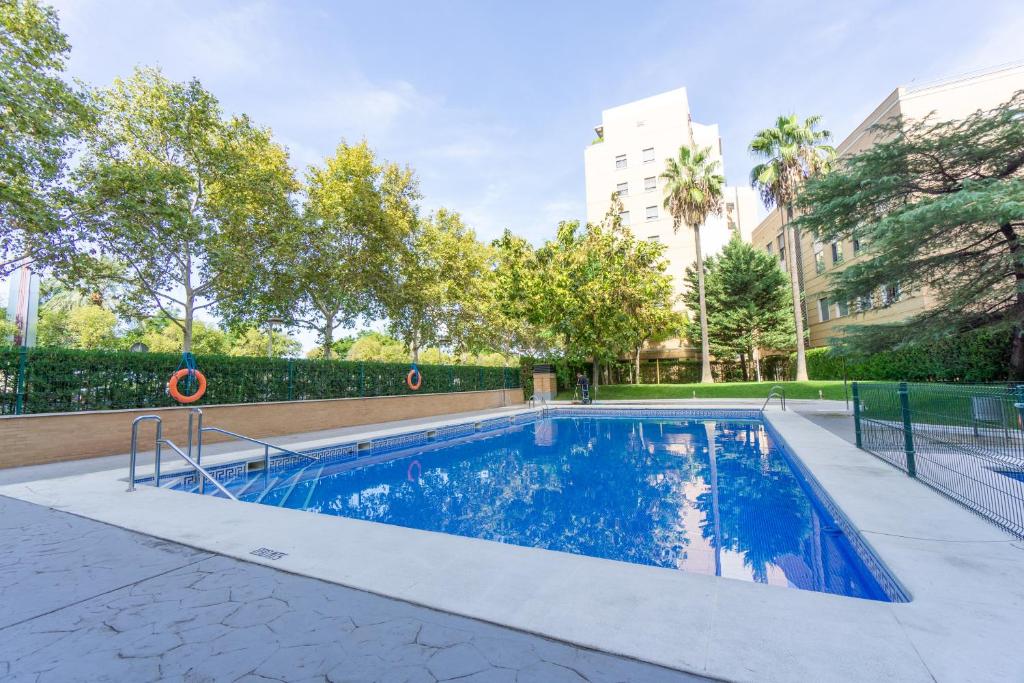 RentalSevilla Navegando por el Guadalquivir, Sevilla - Harga ...