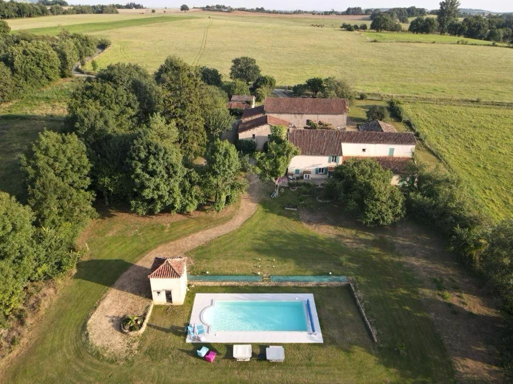 Sainte-Gemme的住宿－Domaine du Conte Bleu，享有带游泳池的房屋的空中景致