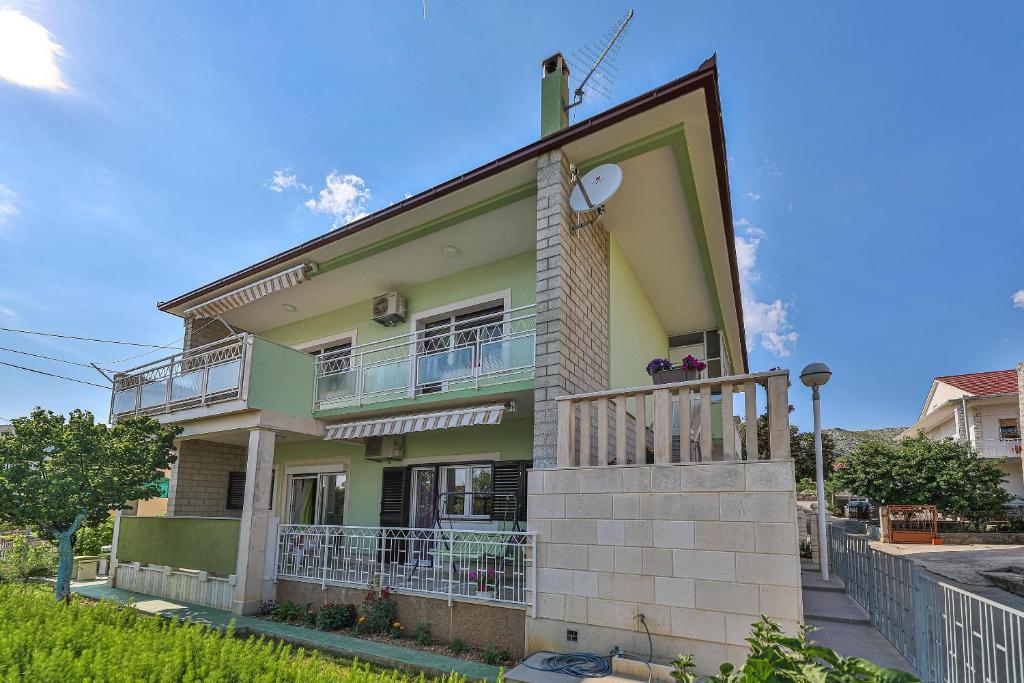 una casa con un balcón en el lateral. en Apartment 3M, en Trogir