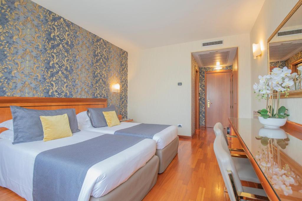 Postel nebo postele na pokoji v ubytování Hotel Palace Verona