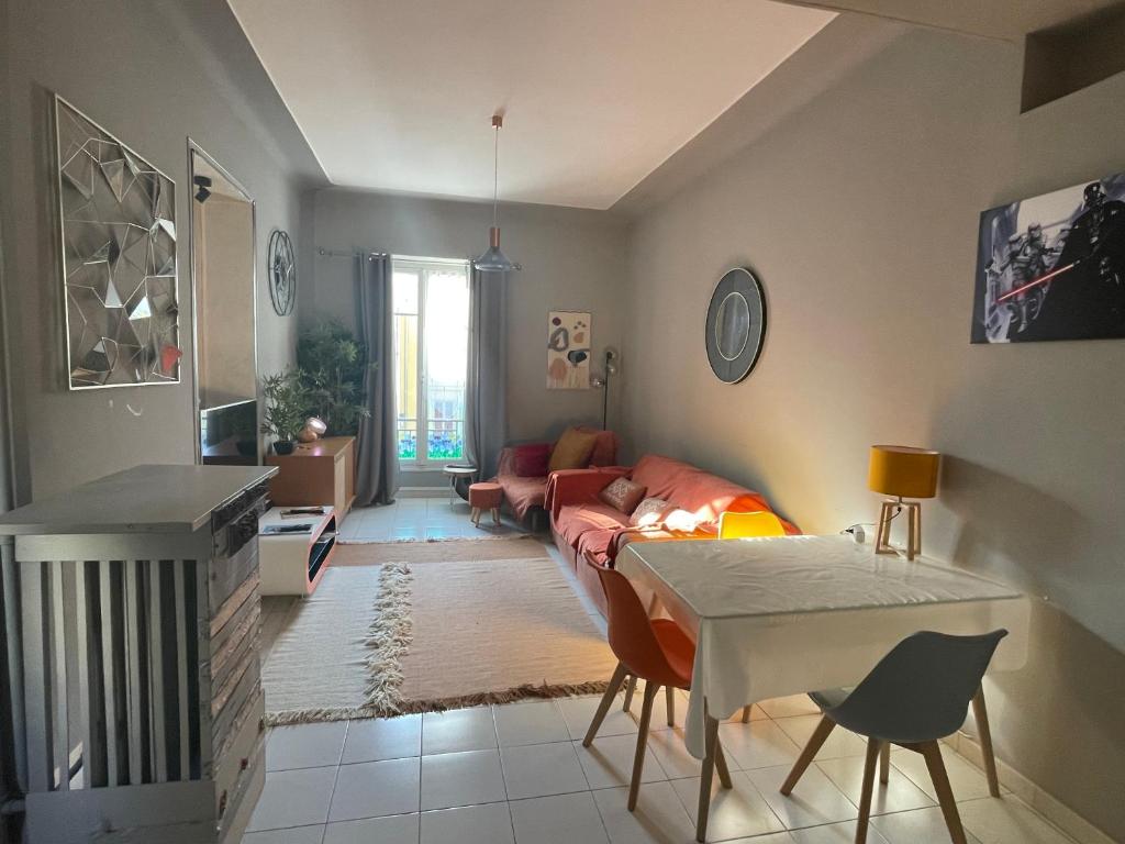 un salon avec un canapé et une table dans l'établissement Appartement au centre de Nice, à Nice